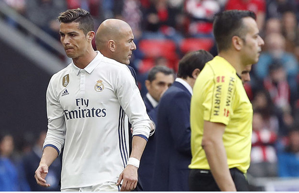 Ronaldo tỏ thái độ với HLV Zidane sau khi bị thay ra