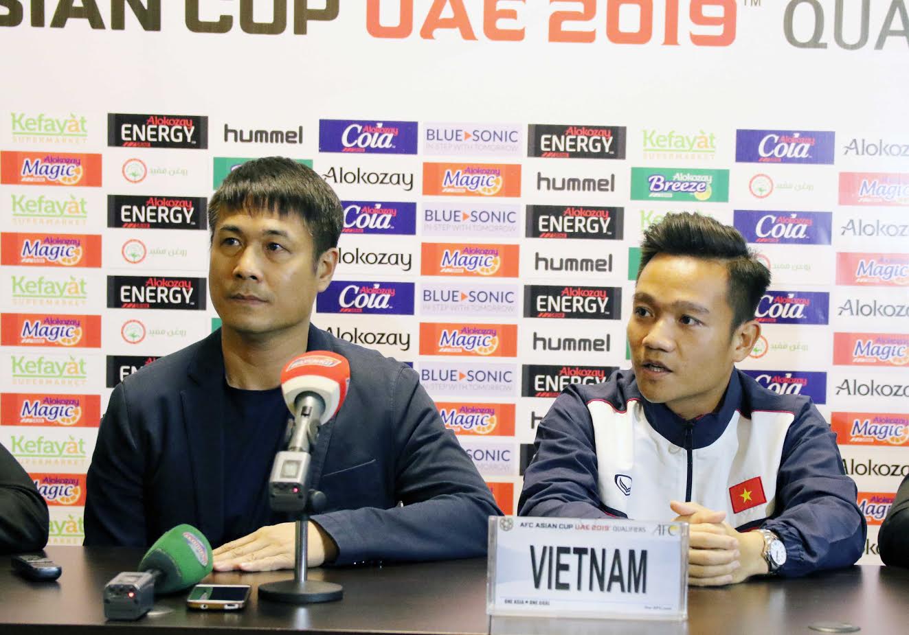 HLV Hữu Thắng và đội trưởng Thanh Trung trong cuộc họp báo trước trận đấu