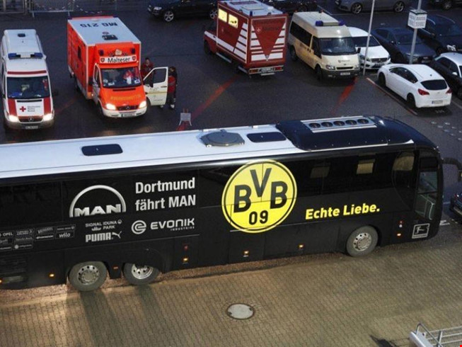 Xe bus chở đội chủ nhà Dortmund đã bị tấn công 