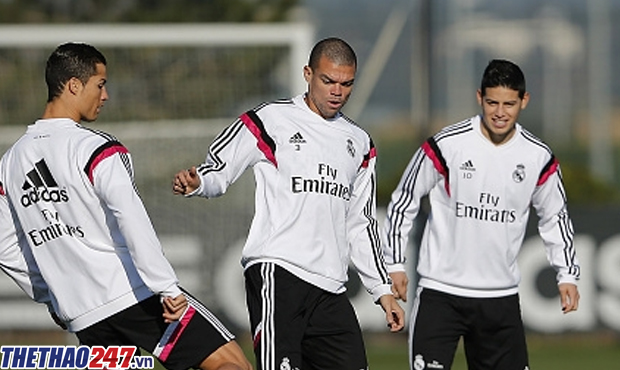 M.U sẵn sàng chiêu mộ Pepe (giữa) và James Rodriguez (phải)