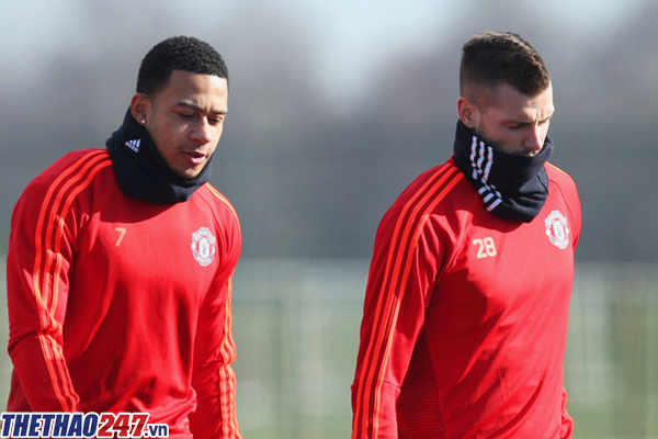 HLV Mourinho sẵn sàng để Morgan Schneiderlin (phải) và Memphis Depay rời Man Utd