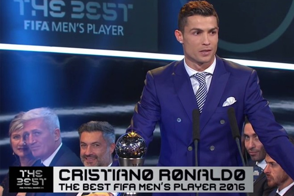 Ronaldo nhận giải Cầu thủ xuất sắc nhất FIFA 2016