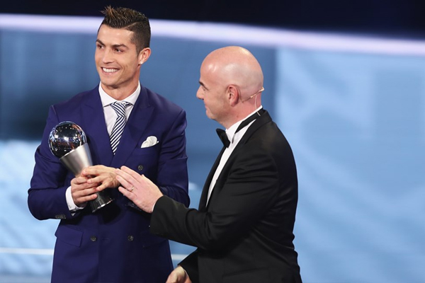 Ronaldo nhận giải Cầu thủ xuất sắc nhất FIFA 2016