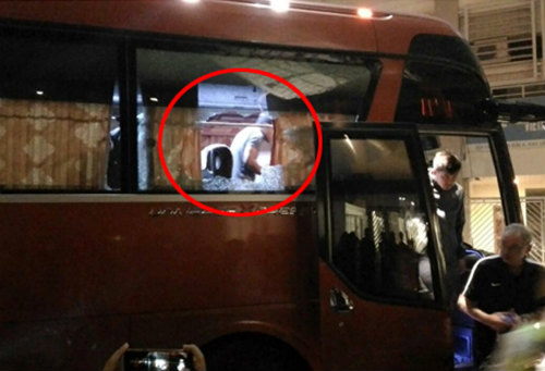Chiếc xe bus đang chở thành viên ĐT Indonesia về khách sạn sau trận đấu với tuyển Việt Nam bị ném đá vỡ kính (vòng tròn màu đỏ). Ảnh: Twitter Liên đoàn bóng đá Indonesia
