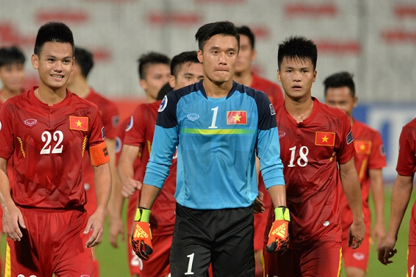 HLV Hoàng Anh Tuấn (phải) đặt mục tiêu qua vòng bảng cho đội tuyển U20 Việt Nam tại VCK World Cup U20 năm 2017 (ảnh: Trọng Vũ)