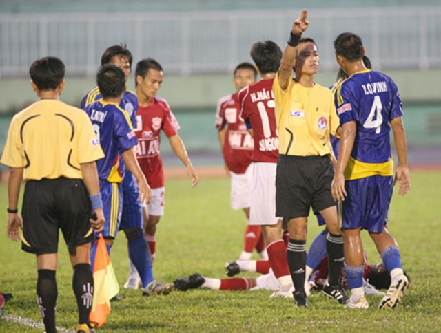 STN. Quảng Ngãi (áo xanh) phản ứng với trọng tài ở trận đấu năm 2009