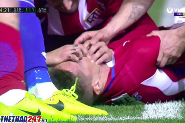 Torres chấn thương rất nặng sau pha va chạm với cầu thủ đối phương