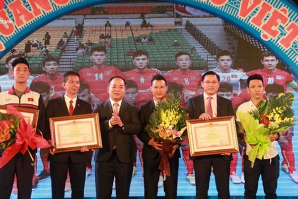 ĐT U19 Việt Nam và Futsal Việt Nam nhận bằng khen của Thủ tướng Chính phủ
