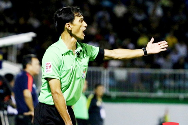 Trọng tài Phan Việt Thái tính 'treo còi' sau vụ công nhận bàn thắng việt vị cho HAGL