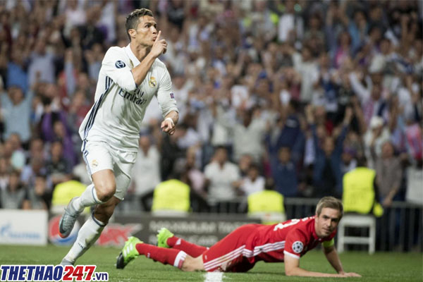 Sau cú đúp, Ronaldo tiếp tục lập hat-trick vào lưới Bayern Munich