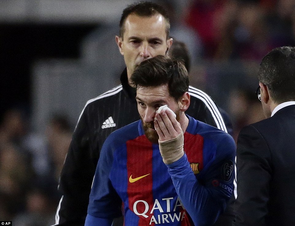 Messi đã đổ mấu ở tình huống tiếp đất bằng mặt