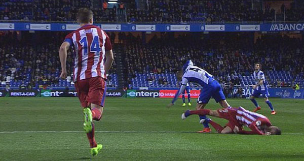 Tình huống của Messi tương tự cú tiếp đất của Torres khiến tiền đạo của Atletico nằm bất động