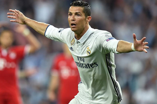 Gary Neville khuyên Ronaldo đá trung phong
