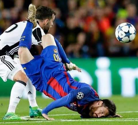 Cận cảnh Lionel Messi tiếp đất bằng mặt rất nguy hiểm