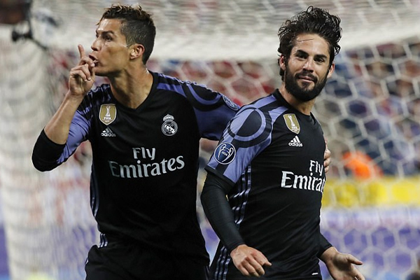 Ronaldo ăn mừng khiến Torres 'nóng mặt'