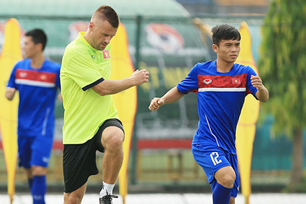 Hoàng Nam giúp đồng đội làm việc với các chuyên gia ngoại trên tuyển U20 Việt Nam