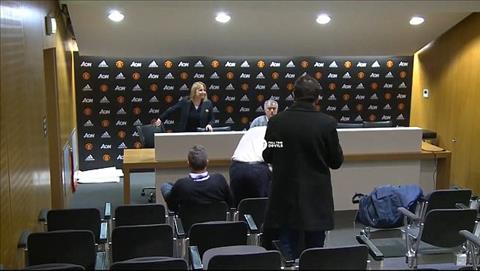 HLV Jose Mourinho họp báo vỏn vẹn 6 giây