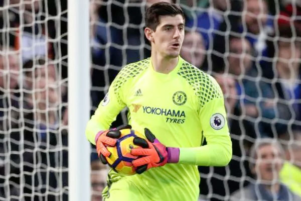 Courtois tiếp tục ở lại Chelsea