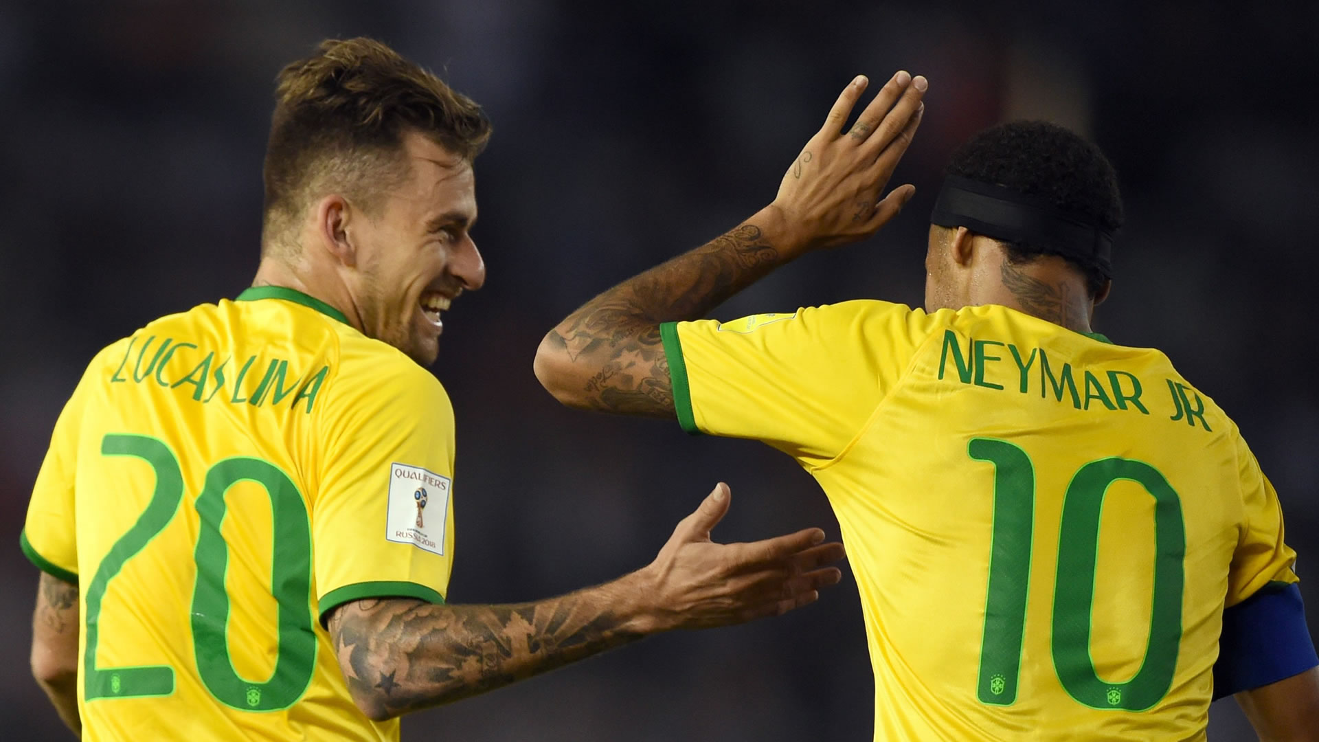 Lima và Neymar trong màu áo ĐTQG Brazil