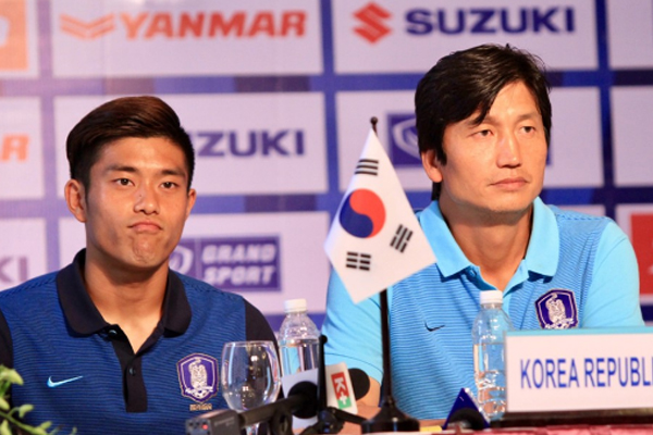 Đội trưởng Do Hyun-seok (trái) và HLV U22 Hàn Quốc