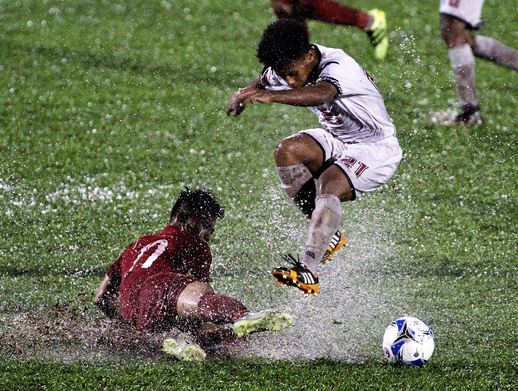 Tình trạng sân ngập nước khiến chuyên môn trận đấu bị giảm sút, cầu thủ cũng dễ dính chấn thương hơn