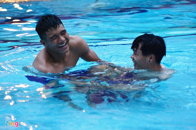 Hà Đức Chinh và Công Phượng nô đùa dưới bể bơi sau buổi tập nhẹ. Ảnh: Nguyễn Đăng.