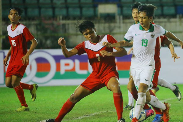 U18 Indonesia (áo trắng) thắng đậm Philippines
