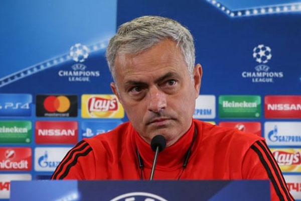 HLV Mourinho xác nhận tình hình nhân sự trong buổi họp báo