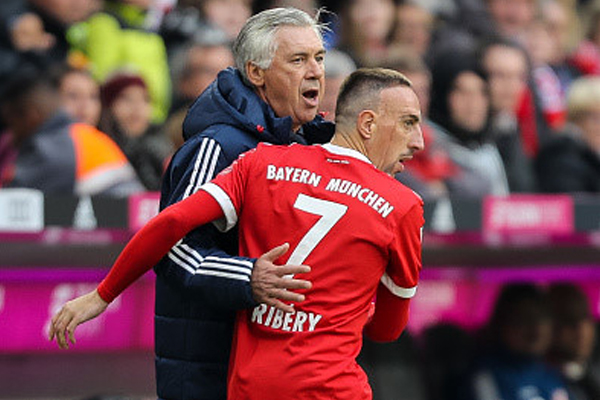 Ancelotti và Bayern vừa chịu thua thảm trước PSG