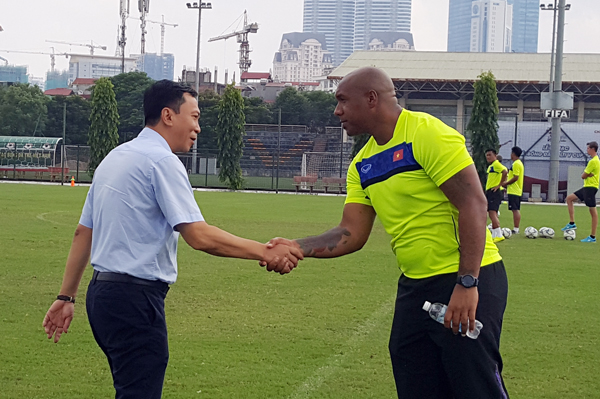 Jason Brown gặp gỡ Phó chủ tịch thường trực VFF Trần Quốc Tuấn.