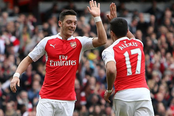 M.U dang tay đón Ozil và Sanchez từ Arsenal