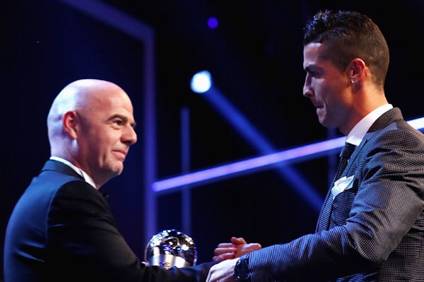 Ronaldo nhận giải Cầu thủ xuất sắc nhất FIFA 2017