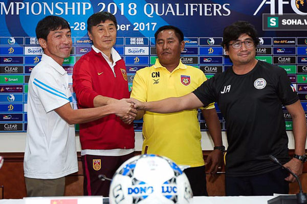 HLV U19 Campuchia (bìa trái) tự tin trong cuộc họp báo trước trận gặp Trung Quốc