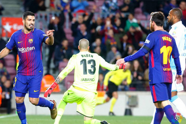 Suarez ăn mừng bàn thắng với Messi