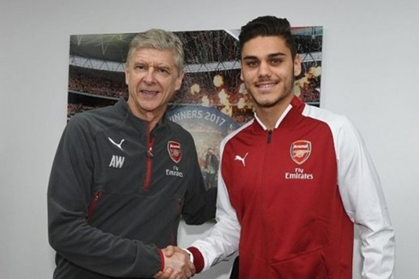 Konstantinos Mavropanos chính thức là tân binh đầu tiên của Arsenal trong mùa Đông 2018