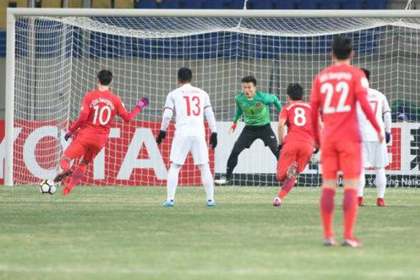 Thủ môn Tiến Dũng bắt penalty thành công