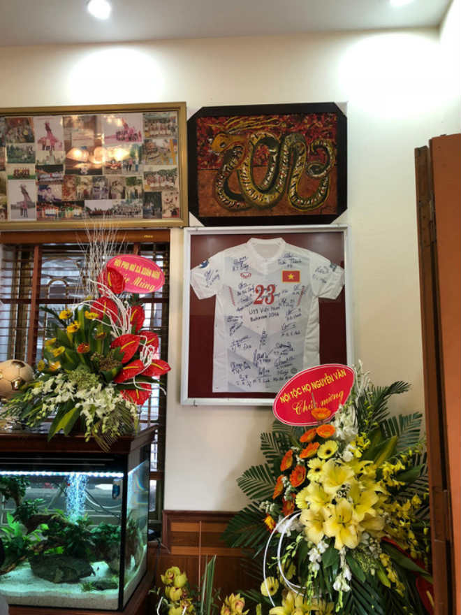 Một góc nhà được trưng bày nhiều hình ảnh, kỷ niệm đáng nhớ của Quang Hải chỉ sau vài năm trình làng ở bóng đá trẻ Việt Nam