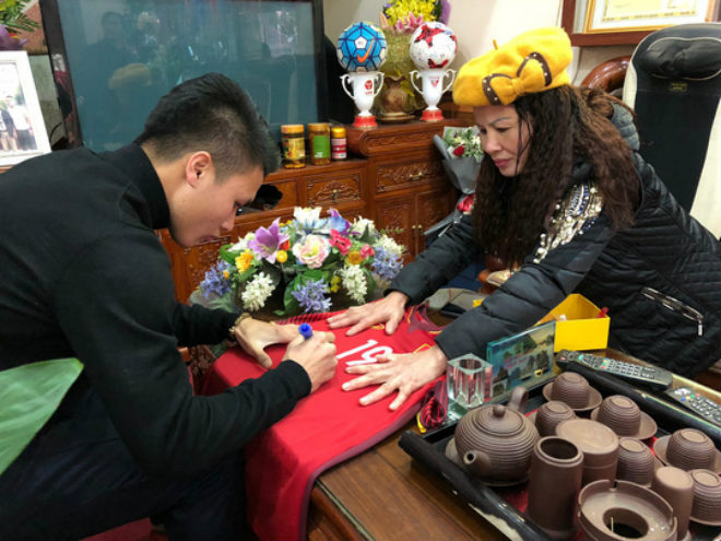 Mẹ con Quang Hải ký tặng người hâm mộ