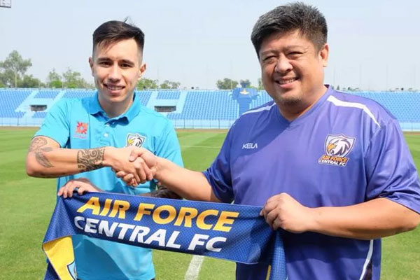 Sao Việt kiều Michal Nguyễn trong ngày ra mắt CLB Thai League