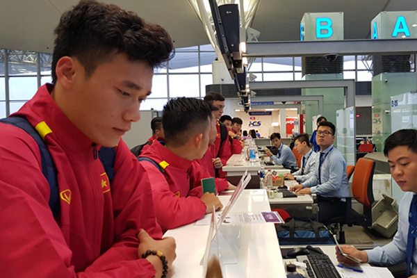 ĐT Việt Nam được tạo điều kiện thuận lợi khi làm thủ tục check-in tại sân bay Nội Bài.