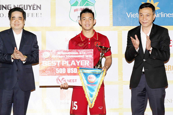 Hồng Sơn nhận giải Cầu thủ xuất sắc nhất giải