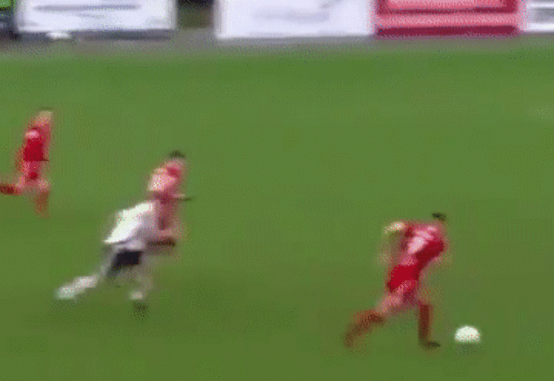 VIDEO: Tiền đạo bị cướp bàn thắng cách gôn chưa đến 1cm