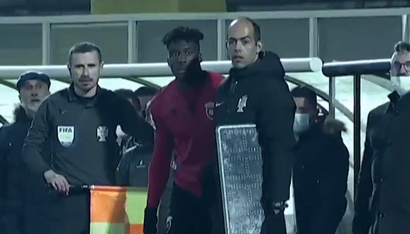VIDEO: Vào sân thay người nhưng quên thay quần và cái kết