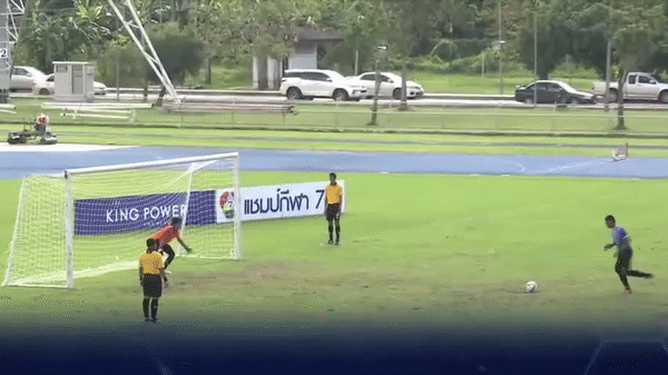 VIDEO: Quả penalty đi vào lịch sử bóng đá thế giới, biến thủ môn thành 'gã hề'
