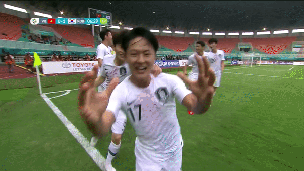 VIDEO: Cầu thủ Hàn ăn mừng như vô địch World Cup khi phá lưới Bùi Tiến Dũng