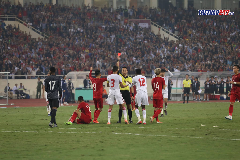 The UAE defender’s red card is the turning point of the match. (Photo: Van Hai)