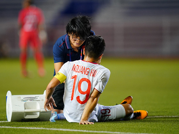 Quang Hai left the match earliy due to injury sea games 