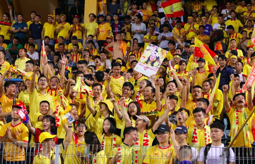 hà nội vs nam định, cđv nam định, đốt pháo sáng, phóng viên afc, v-league 2019