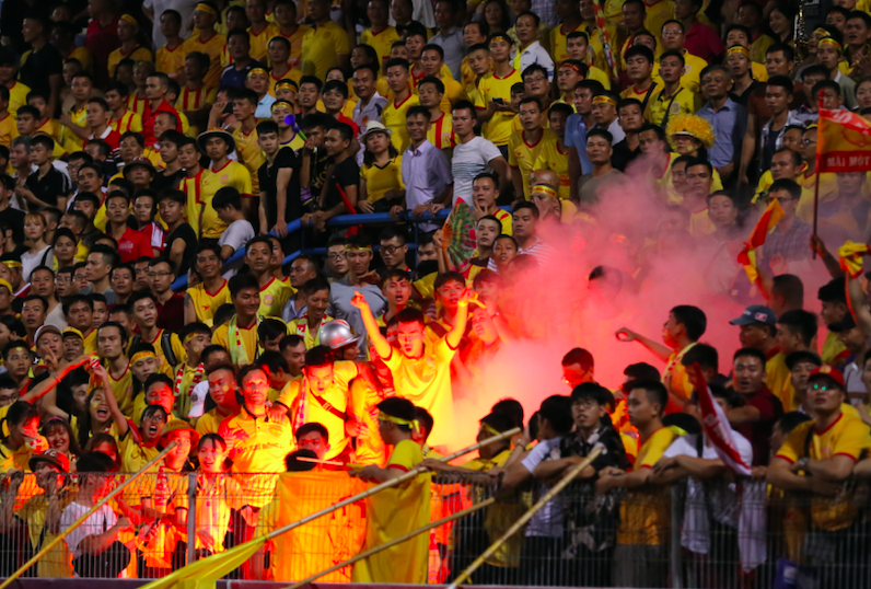 hà nội vs nam định, cđv nam định, đốt pháo sáng, phóng viên afc, v-league 2019