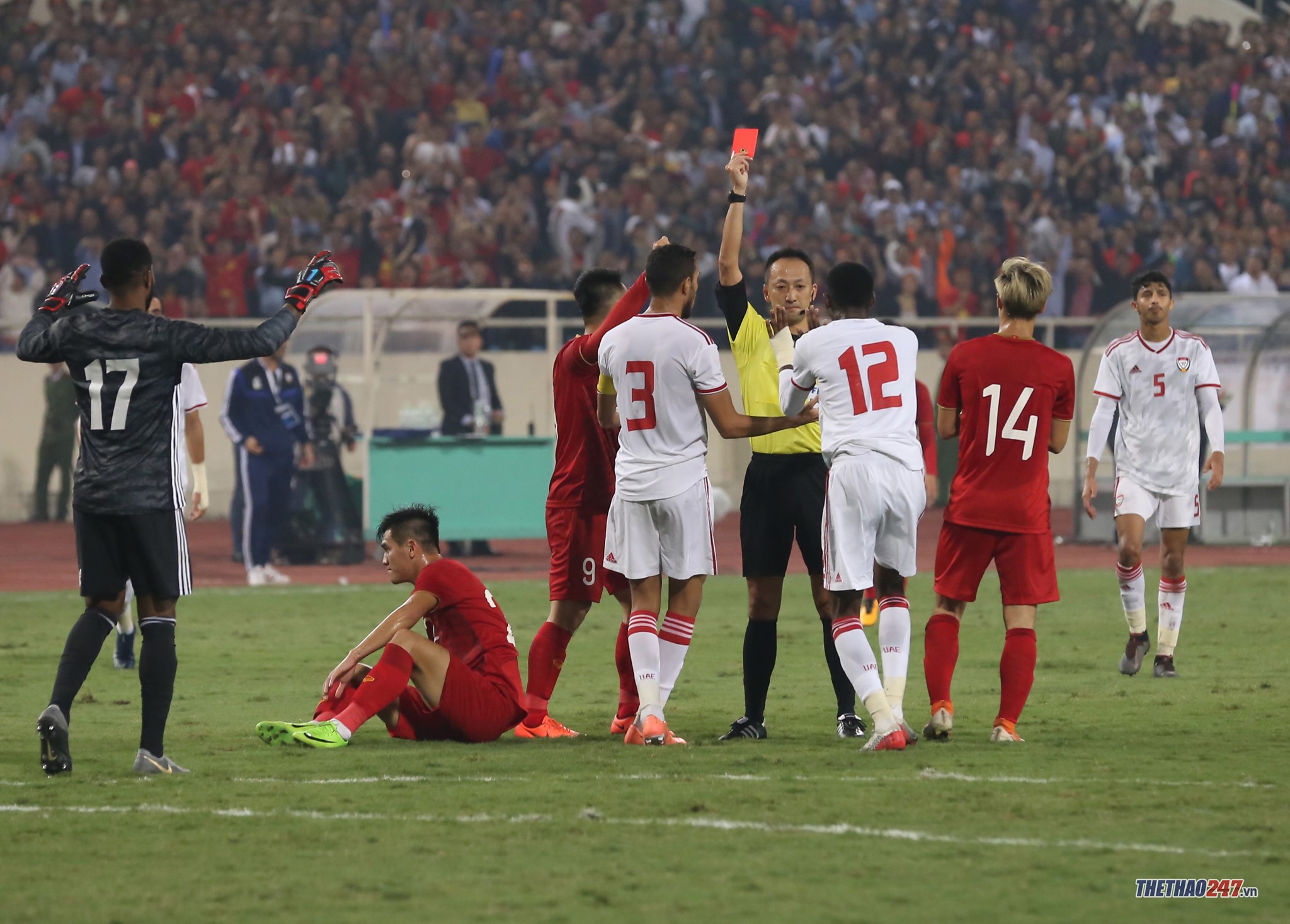 Kết quả Việt Nam 1-0 UAE, video việt nam vs uae, cầu thủ số 12 thẻ đỏ, tiến linh ghi bàn, việt nam dẫn đầu bảng G
